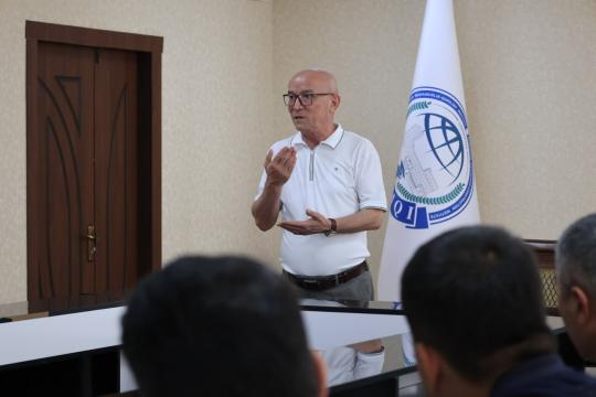 Institut rektori boshchiligida yoshlar masalalari bo'yicha mas'ullar bilan seminar-yig'ilishi o'tkazildi