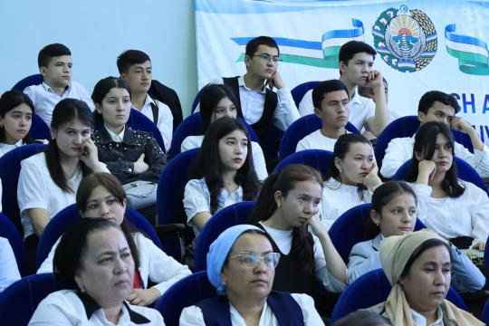 Institut vakillari Chortoqda  maktab mutasaddilari va bitiruvchilar bilan uchrashdi