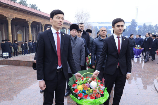 Institut vakillari “Motamsaro ona” haykali poyiga gulchambar qo‘ydi