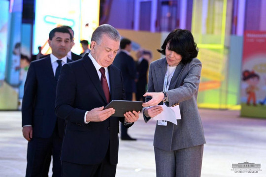 President Shavkat Mirziyoyev gets acquainted with the presentation of new generation textbooks at the International Congress Center