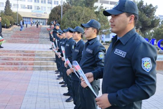 Женщин и девушек встречают цветами и поздравлениями накануне праздника