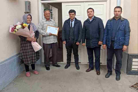 Officials visiting the home of the owner of the state scholarship named after Islam Karimov.