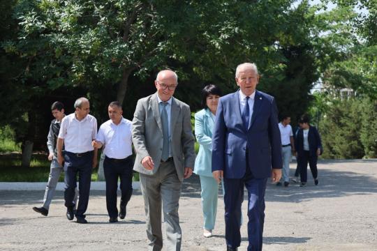 Xolboy Ibragimov boshchiligidagi delegatsiya institut, uning tarixi, bugungi kuni, bitiruvchilari va jamoasi bilan tanishmoqda.