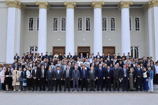 NamMQI jamoasi “Ona” spektaklining ilk tomoshabinlaridan boʻldi